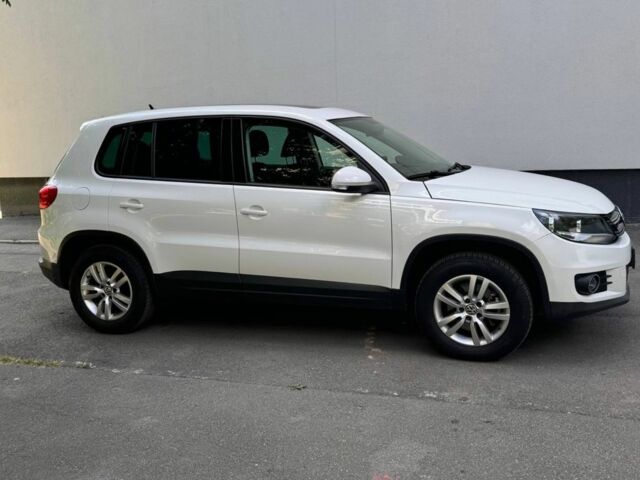 Белый Фольксваген Тигуан, объемом двигателя 2 л и пробегом 250 тыс. км за 10900 $, фото 1 на Automoto.ua