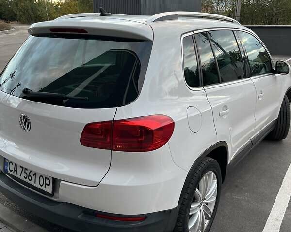 Білий Фольксваген Тігуан, об'ємом двигуна 2 л та пробігом 302 тис. км за 10500 $, фото 1 на Automoto.ua