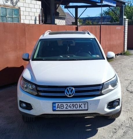 Белый Фольксваген Тигуан, объемом двигателя 2 л и пробегом 190 тыс. км за 11000 $, фото 1 на Automoto.ua