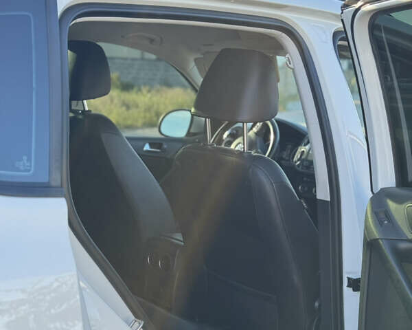 Білий Фольксваген Тігуан, об'ємом двигуна 1.98 л та пробігом 218 тис. км за 13400 $, фото 1 на Automoto.ua