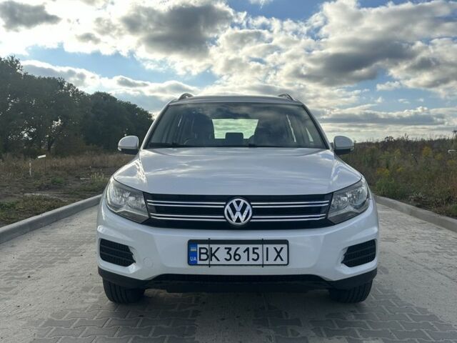 Белый Фольксваген Тигуан, объемом двигателя 2 л и пробегом 170 тыс. км за 12500 $, фото 1 на Automoto.ua