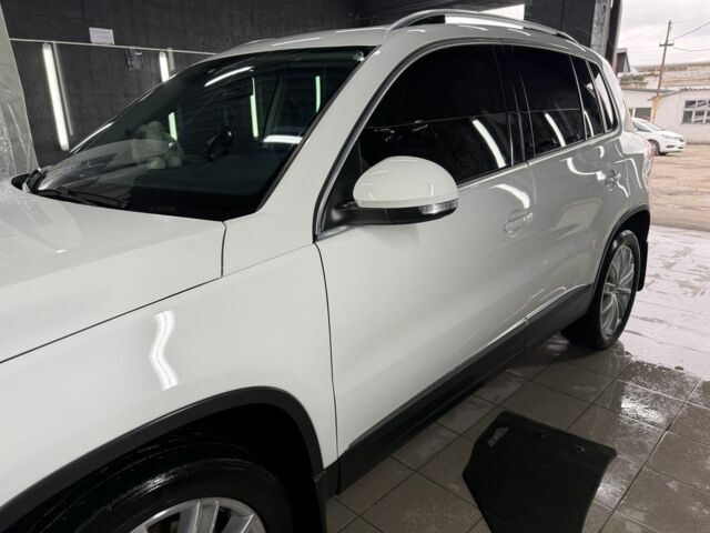 Белый Фольксваген Тигуан, объемом двигателя 2 л и пробегом 197 тыс. км за 14000 $, фото 1 на Automoto.ua