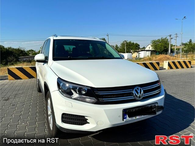 Белый Фольксваген Тигуан, объемом двигателя 2 л и пробегом 150 тыс. км за 12500 $, фото 1 на Automoto.ua