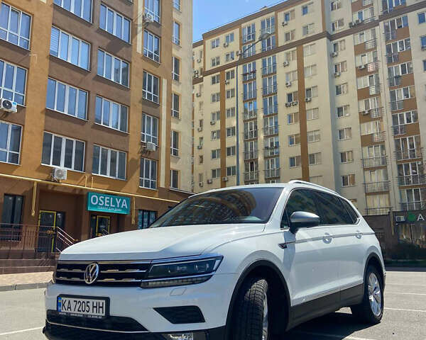 Белый Фольксваген Тигуан, объемом двигателя 1.97 л и пробегом 182 тыс. км за 26200 $, фото 1 на Automoto.ua