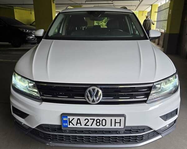 Белый Фольксваген Тигуан, объемом двигателя 2 л и пробегом 102 тыс. км за 25500 $, фото 1 на Automoto.ua