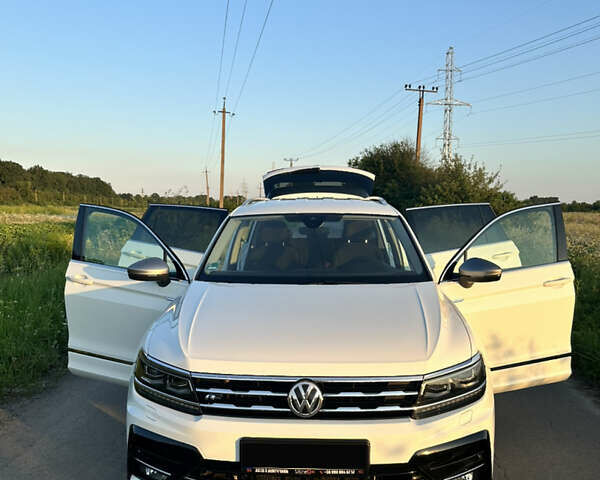 Белый Фольксваген Тигуан, объемом двигателя 2 л и пробегом 198 тыс. км за 41500 $, фото 1 на Automoto.ua