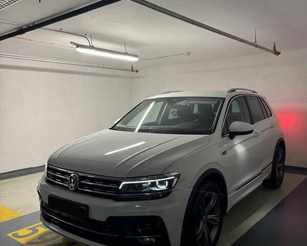 Белый Фольксваген Тигуан, объемом двигателя 2 л и пробегом 70 тыс. км за 31902 $, фото 1 на Automoto.ua