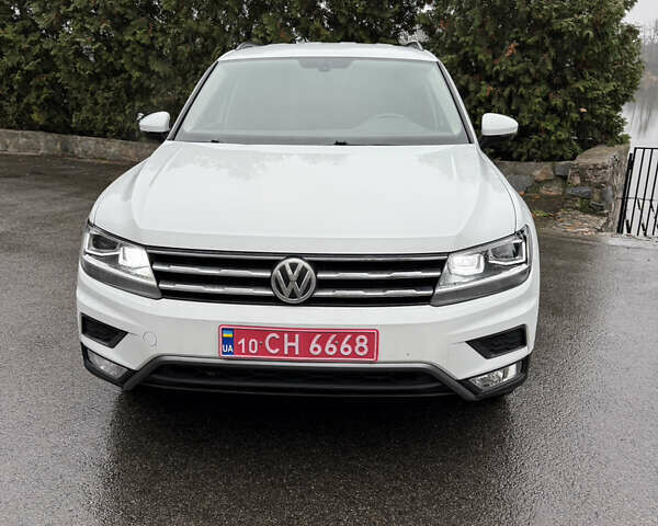 Белый Фольксваген Тигуан, объемом двигателя 2 л и пробегом 132 тыс. км за 20800 $, фото 1 на Automoto.ua