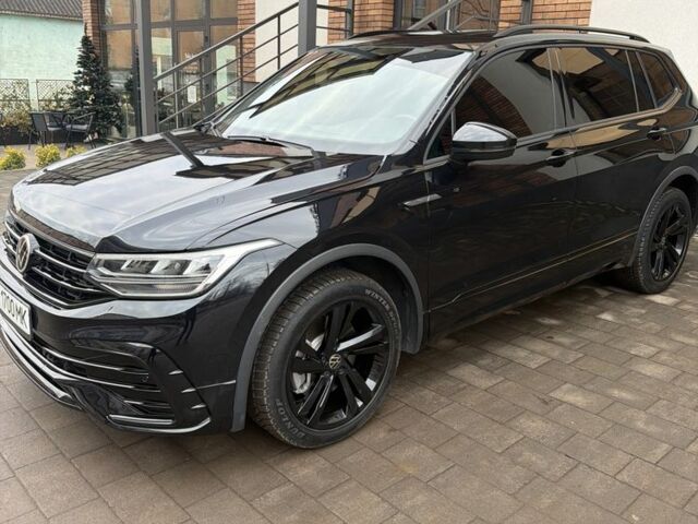 Черный Фольксваген Тигуан, объемом двигателя 2 л и пробегом 64 тыс. км за 30300 $, фото 1 на Automoto.ua