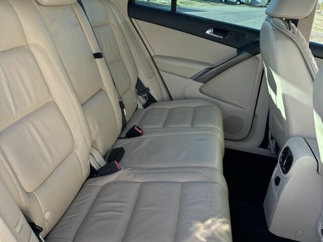 Черный Фольксваген Тигуан, объемом двигателя 2 л и пробегом 255 тыс. км за 10500 $, фото 1 на Automoto.ua