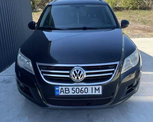 Чорний Фольксваген Тігуан, об'ємом двигуна 2 л та пробігом 300 тис. км за 9600 $, фото 1 на Automoto.ua