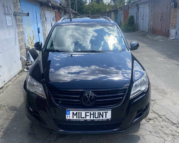 Черный Фольксваген Тигуан, объемом двигателя 2 л и пробегом 158 тыс. км за 10800 $, фото 1 на Automoto.ua