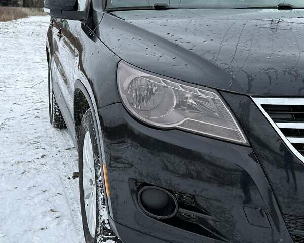 Чорний Фольксваген Тігуан, об'ємом двигуна 2 л та пробігом 219 тис. км за 8400 $, фото 1 на Automoto.ua