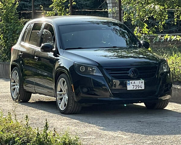 Черный Фольксваген Тигуан, объемом двигателя 2 л и пробегом 225 тыс. км за 9400 $, фото 1 на Automoto.ua