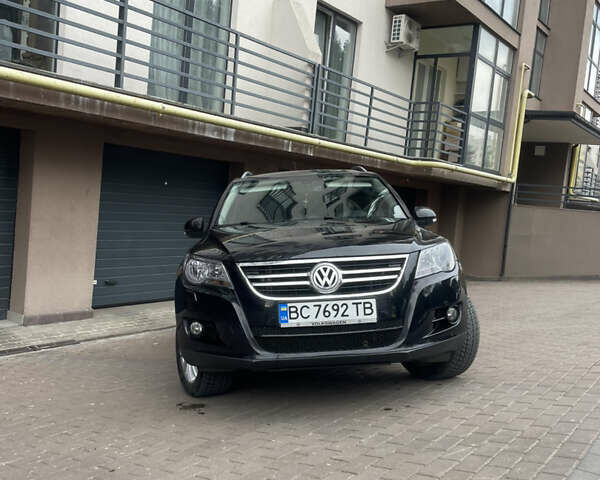 Черный Фольксваген Тигуан, объемом двигателя 2 л и пробегом 317 тыс. км за 10900 $, фото 1 на Automoto.ua