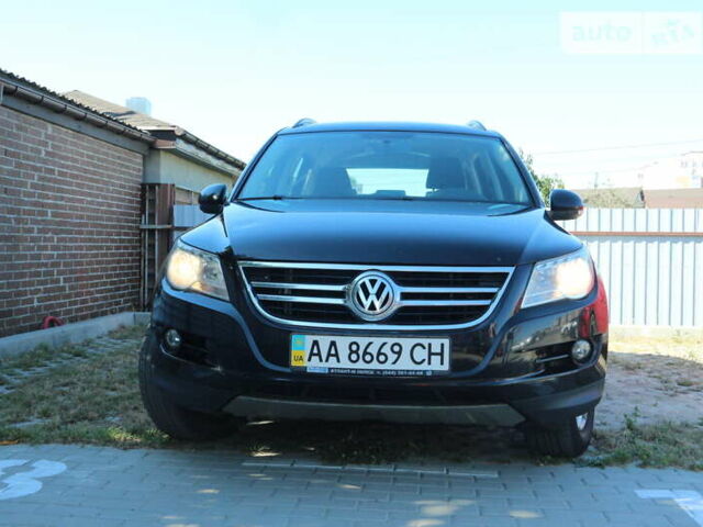 Черный Фольксваген Тигуан, объемом двигателя 2 л и пробегом 238 тыс. км за 10000 $, фото 1 на Automoto.ua