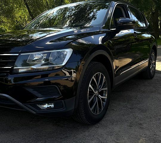 Черный Фольксваген Тигуан, объемом двигателя 2 л и пробегом 176 тыс. км за 17000 $, фото 1 на Automoto.ua