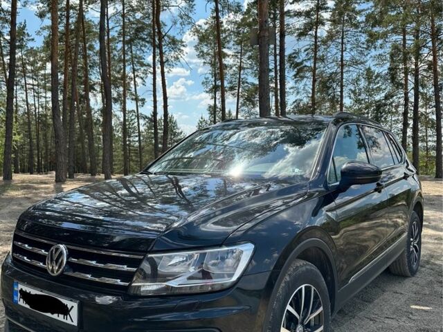 Черный Фольксваген Тигуан, объемом двигателя 2 л и пробегом 46 тыс. км за 20750 $, фото 1 на Automoto.ua