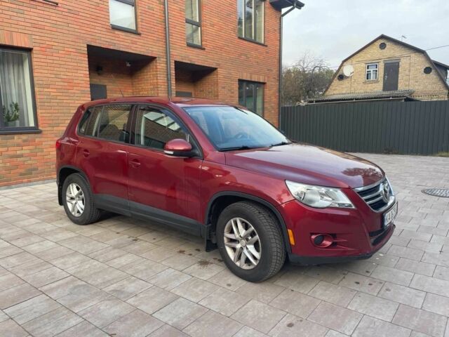 Красный Фольксваген Тигуан, объемом двигателя 2 л и пробегом 157 тыс. км за 9000 $, фото 1 на Automoto.ua