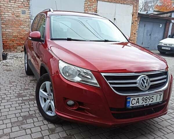 Красный Фольксваген Тигуан, объемом двигателя 1.98 л и пробегом 270 тыс. км за 9000 $, фото 1 на Automoto.ua