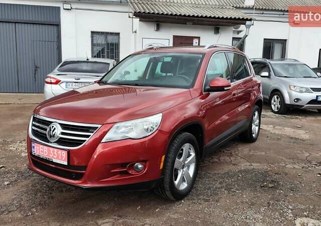 Красный Фольксваген Тигуан, объемом двигателя 2 л и пробегом 200 тыс. км за 10999 $, фото 1 на Automoto.ua