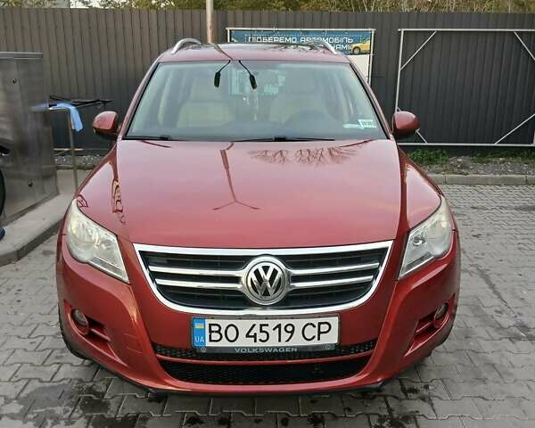 Красный Фольксваген Тигуан, объемом двигателя 2 л и пробегом 173 тыс. км за 12200 $, фото 1 на Automoto.ua