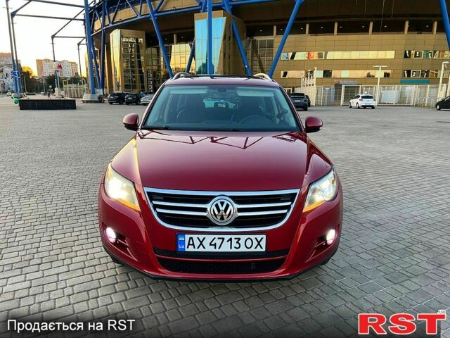 Красный Фольксваген Тигуан, объемом двигателя 2 л и пробегом 205 тыс. км за 13800 $, фото 1 на Automoto.ua