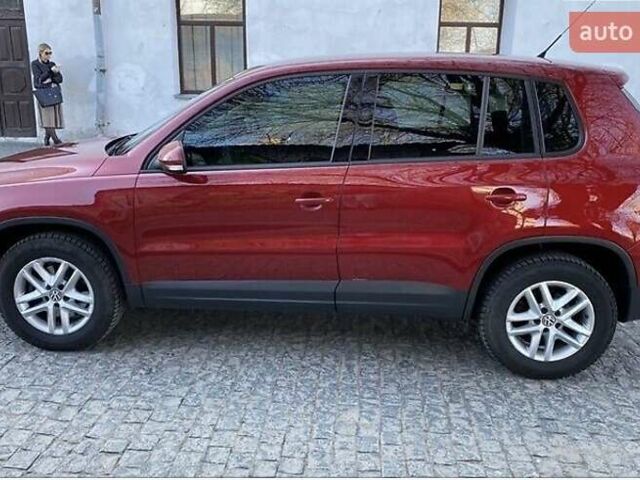 Красный Фольксваген Тигуан, объемом двигателя 0 л и пробегом 200 тыс. км за 9800 $, фото 1 на Automoto.ua