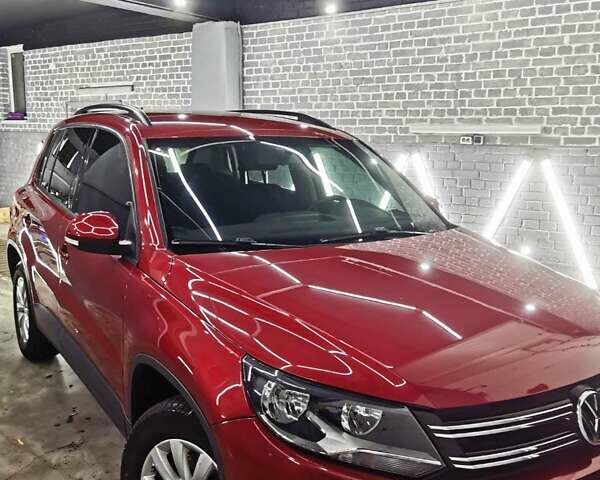 Красный Фольксваген Тигуан, объемом двигателя 1.99 л и пробегом 260 тыс. км за 13000 $, фото 1 на Automoto.ua