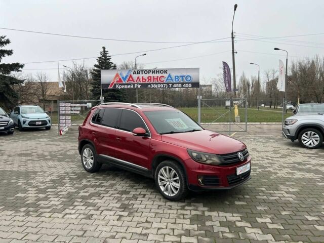 Красный Фольксваген Тигуан, объемом двигателя 2 л и пробегом 210 тыс. км за 10900 $, фото 1 на Automoto.ua