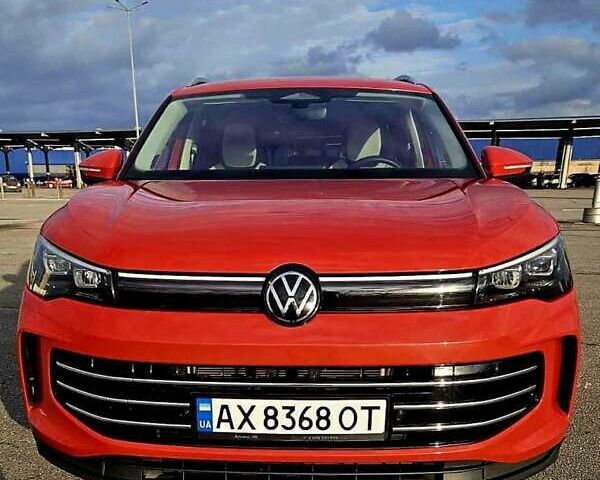 Красный Фольксваген Тигуан, объемом двигателя 1.97 л и пробегом 32 тыс. км за 45000 $, фото 1 на Automoto.ua