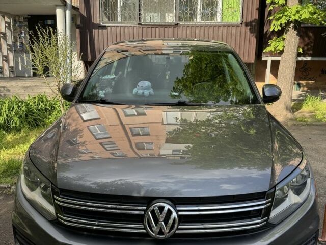 Серый Фольксваген Тигуан, объемом двигателя 2 л и пробегом 177 тыс. км за 12850 $, фото 1 на Automoto.ua