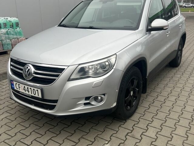 Серый Фольксваген Тигуан, объемом двигателя 2 л и пробегом 350 тыс. км за 4550 $, фото 1 на Automoto.ua