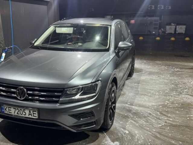 Сірий Фольксваген Тігуан, об'ємом двигуна 2 л та пробігом 210 тис. км за 15000 $, фото 1 на Automoto.ua