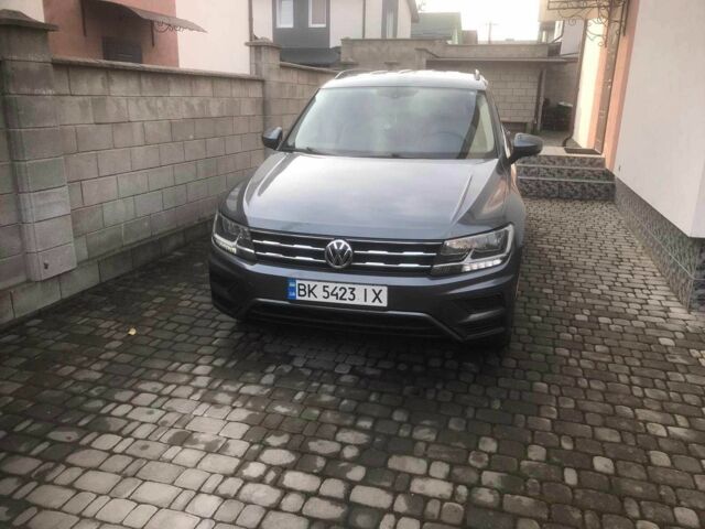 Сірий Фольксваген Тігуан, об'ємом двигуна 2 л та пробігом 105 тис. км за 18889 $, фото 1 на Automoto.ua