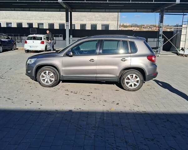 Серый Фольксваген Тигуан, объемом двигателя 1.97 л и пробегом 213 тыс. км за 9500 $, фото 1 на Automoto.ua