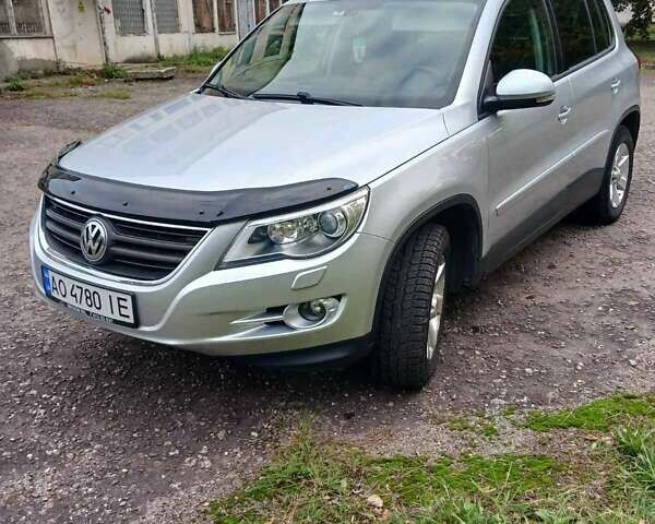 Серый Фольксваген Тигуан, объемом двигателя 2 л и пробегом 272 тыс. км за 9400 $, фото 1 на Automoto.ua