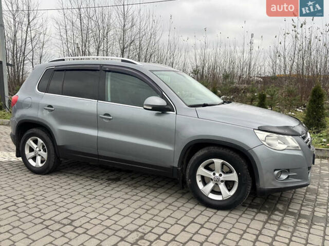 Серый Фольксваген Тигуан, объемом двигателя 2 л и пробегом 361 тыс. км за 9900 $, фото 1 на Automoto.ua
