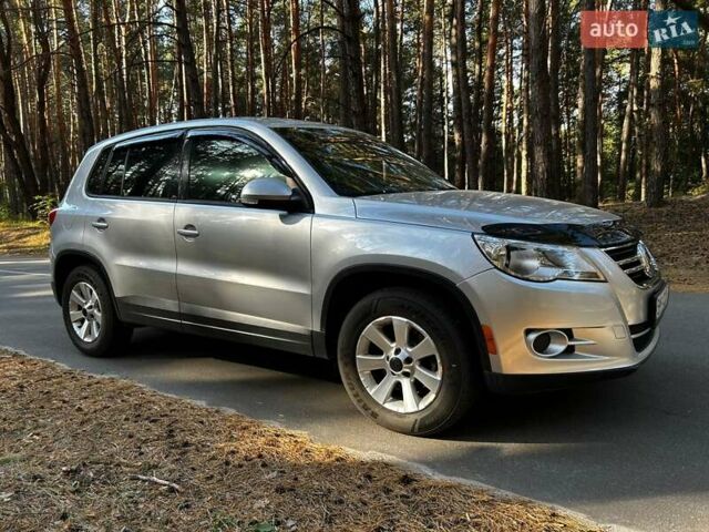 Серый Фольксваген Тигуан, объемом двигателя 2 л и пробегом 248 тыс. км за 9500 $, фото 1 на Automoto.ua