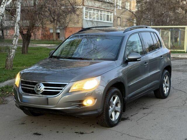 Серый Фольксваген Тигуан, объемом двигателя 2 л и пробегом 260 тыс. км за 5900 $, фото 1 на Automoto.ua