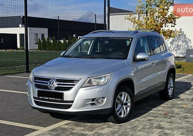 Серый Фольксваген Тигуан, объемом двигателя 2 л и пробегом 330 тыс. км за 9999 $, фото 1 на Automoto.ua