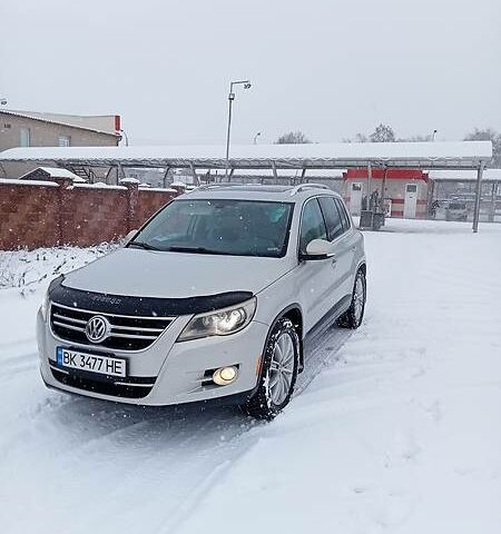 Серый Фольксваген Тигуан, объемом двигателя 2 л и пробегом 202 тыс. км за 11000 $, фото 1 на Automoto.ua