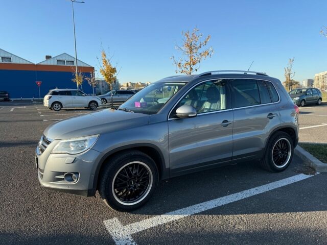 Серый Фольксваген Тигуан, объемом двигателя 2 л и пробегом 244 тыс. км за 14000 $, фото 1 на Automoto.ua