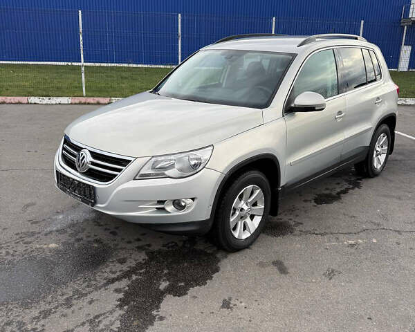 Серый Фольксваген Тигуан, объемом двигателя 2 л и пробегом 194 тыс. км за 10500 $, фото 1 на Automoto.ua