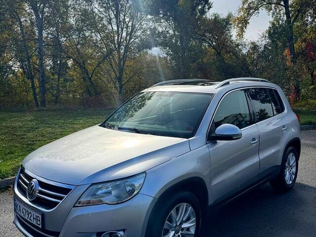 Сірий Фольксваген Тігуан, об'ємом двигуна 2 л та пробігом 232 тис. км за 9700 $, фото 1 на Automoto.ua