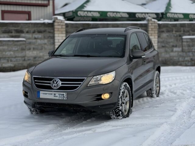 Серый Фольксваген Тигуан, объемом двигателя 2 л и пробегом 250 тыс. км за 5600 $, фото 1 на Automoto.ua
