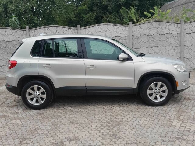 Серый Фольксваген Тигуан, объемом двигателя 2 л и пробегом 180 тыс. км за 9999 $, фото 1 на Automoto.ua