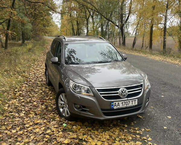 Сірий Фольксваген Тігуан, об'ємом двигуна 2 л та пробігом 107 тис. км за 10300 $, фото 1 на Automoto.ua