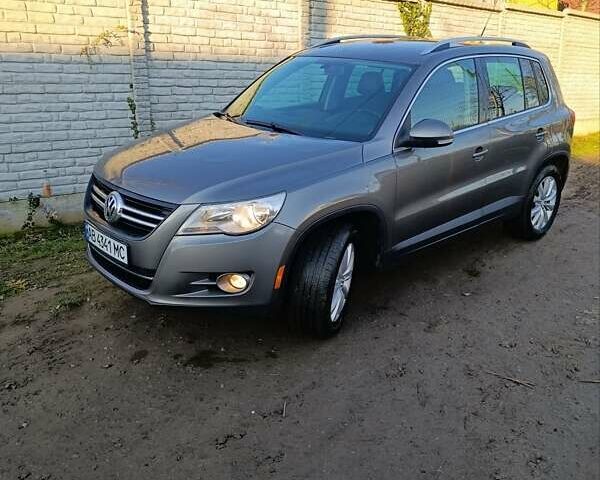 Сірий Фольксваген Тігуан, об'ємом двигуна 2 л та пробігом 288 тис. км за 9000 $, фото 1 на Automoto.ua