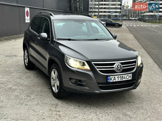 Сірий Фольксваген Тігуан, об'ємом двигуна 1.97 л та пробігом 285 тис. км за 10800 $, фото 1 на Automoto.ua